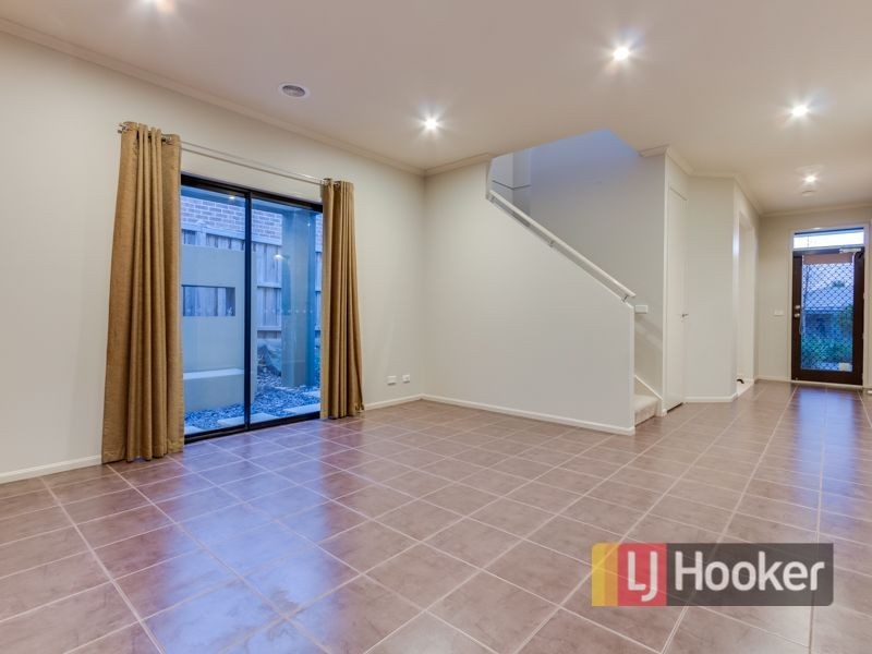 10 Fallingwater Drive, Pakenham VIC 3810