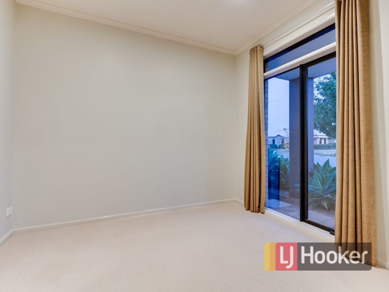 10 Fallingwater Drive, Pakenham VIC 3810