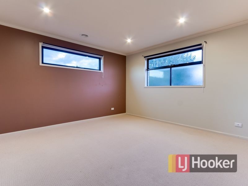 10 Fallingwater Drive, Pakenham VIC 3810