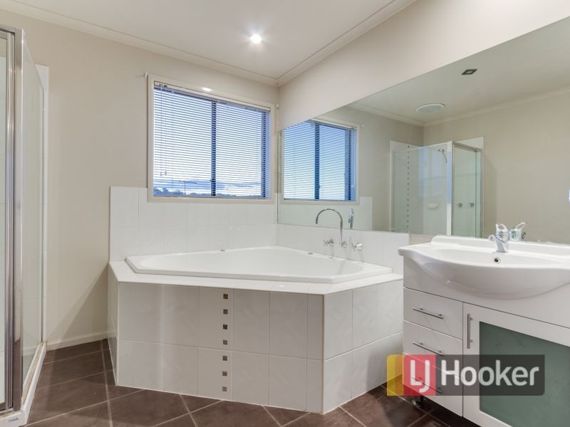 10 Fallingwater Drive, Pakenham VIC 3810