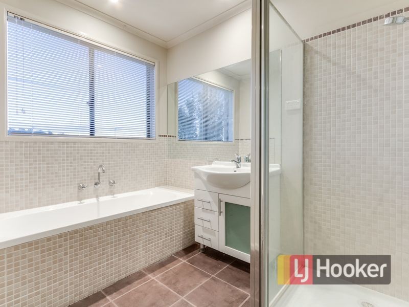 10 Fallingwater Drive, Pakenham VIC 3810