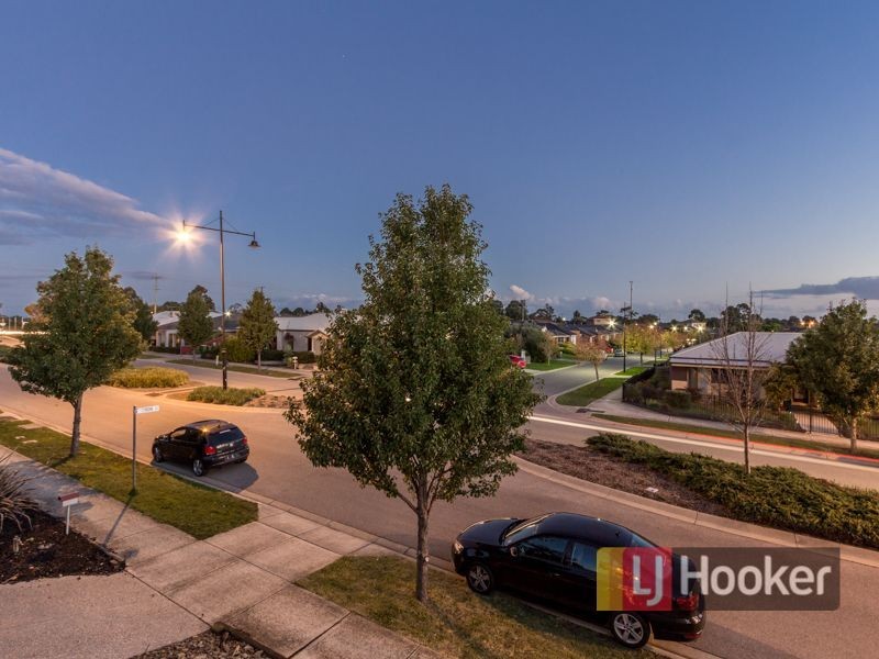 10 Fallingwater Drive, Pakenham VIC 3810