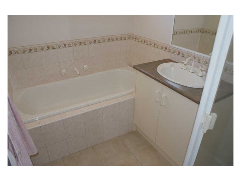 2/20 Henty Street, Pakenham VIC 3810