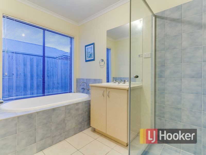 33 Thornbill Circuit, Pakenham VIC 3810