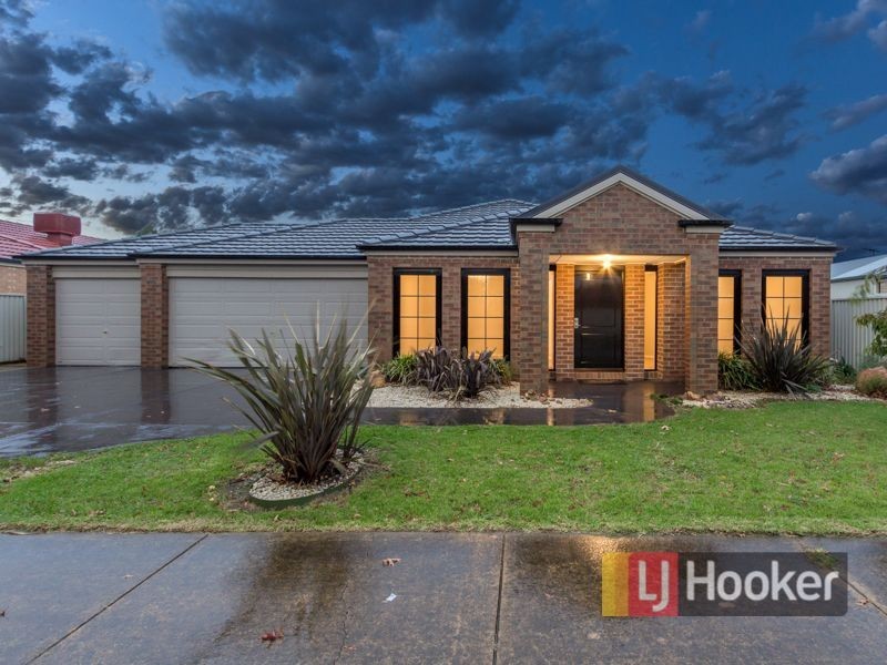 76 Oaklands Way, Pakenham VIC 3810