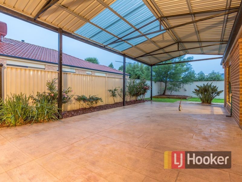 76 Oaklands Way, Pakenham VIC 3810