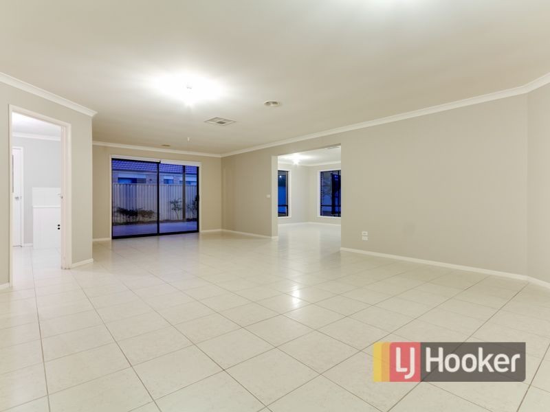 76 Oaklands Way, Pakenham VIC 3810