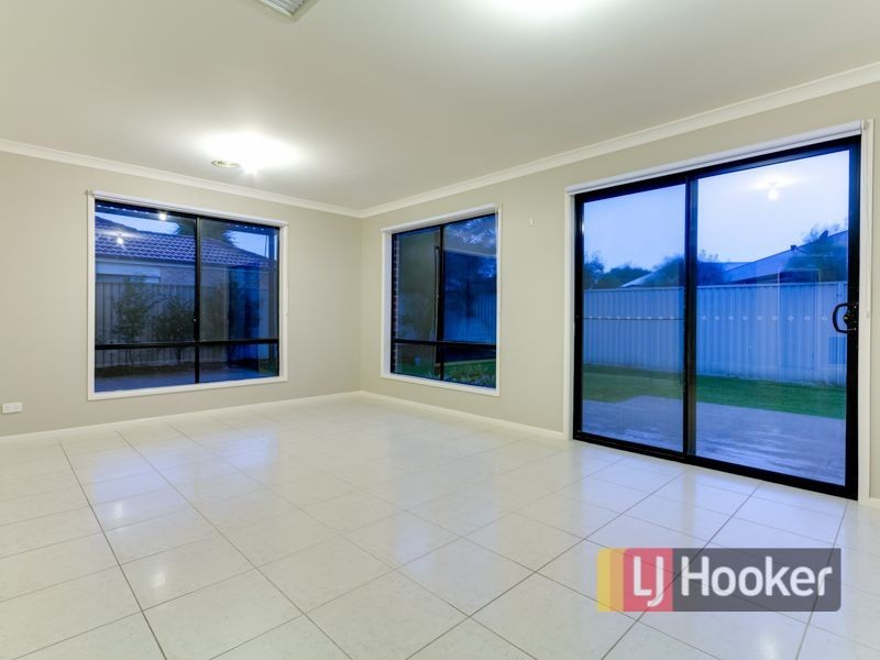 76 Oaklands Way, Pakenham VIC 3810