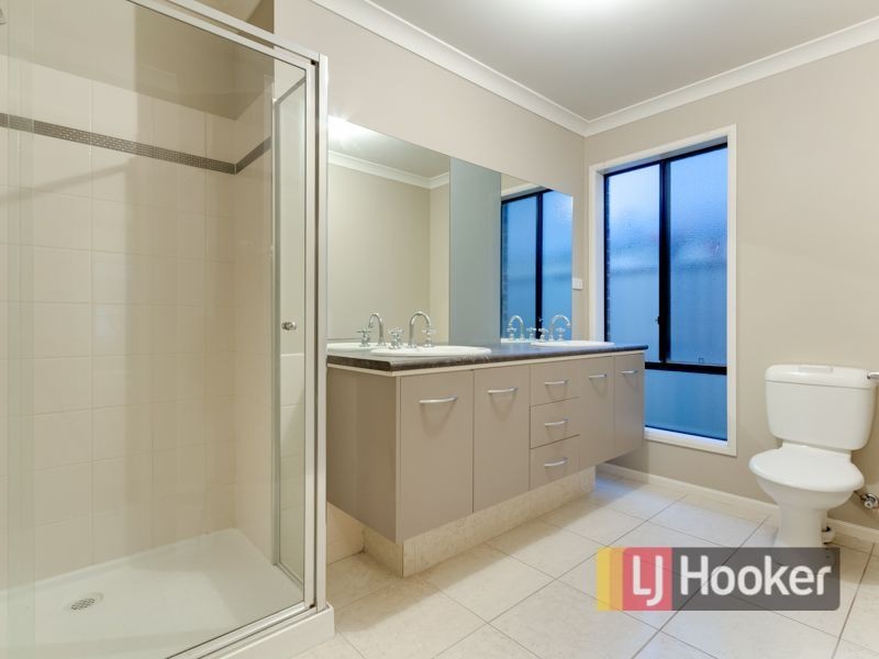 76 Oaklands Way, Pakenham VIC 3810