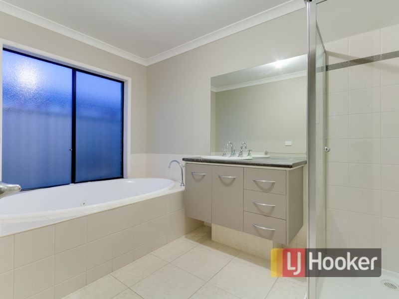 76 Oaklands Way, Pakenham VIC 3810