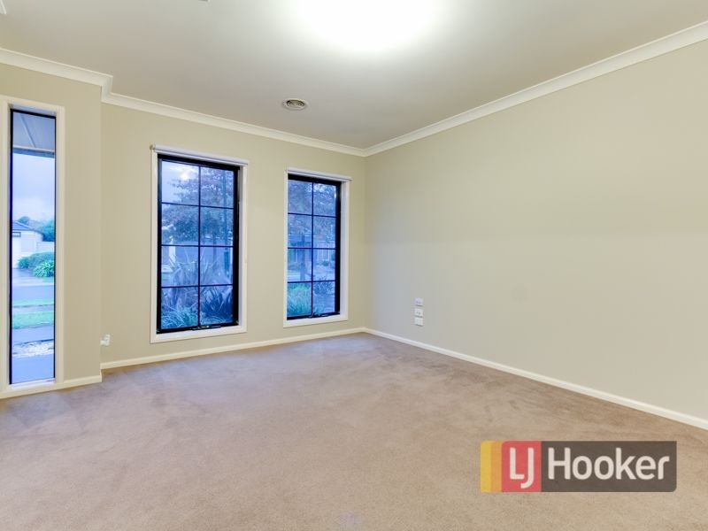 76 Oaklands Way, Pakenham VIC 3810