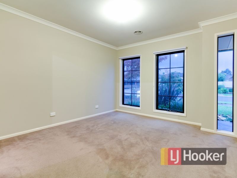 76 Oaklands Way, Pakenham VIC 3810