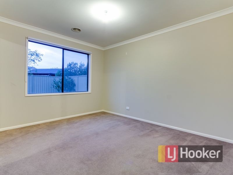 76 Oaklands Way, Pakenham VIC 3810