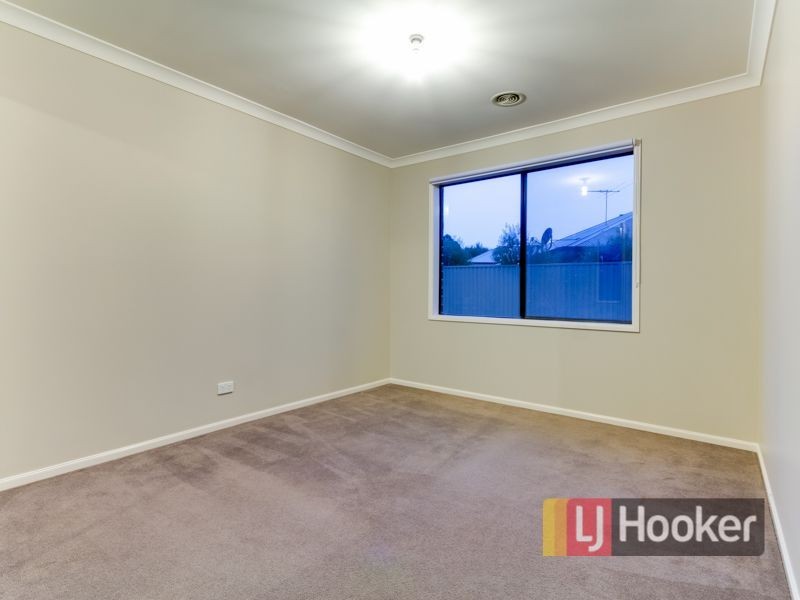 76 Oaklands Way, Pakenham VIC 3810