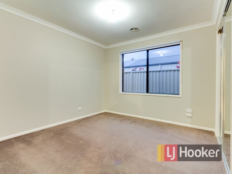 76 Oaklands Way, Pakenham VIC 3810