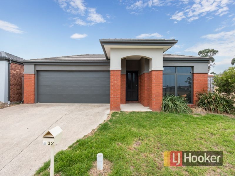 32 Devine Drive, Pakenham VIC 3810