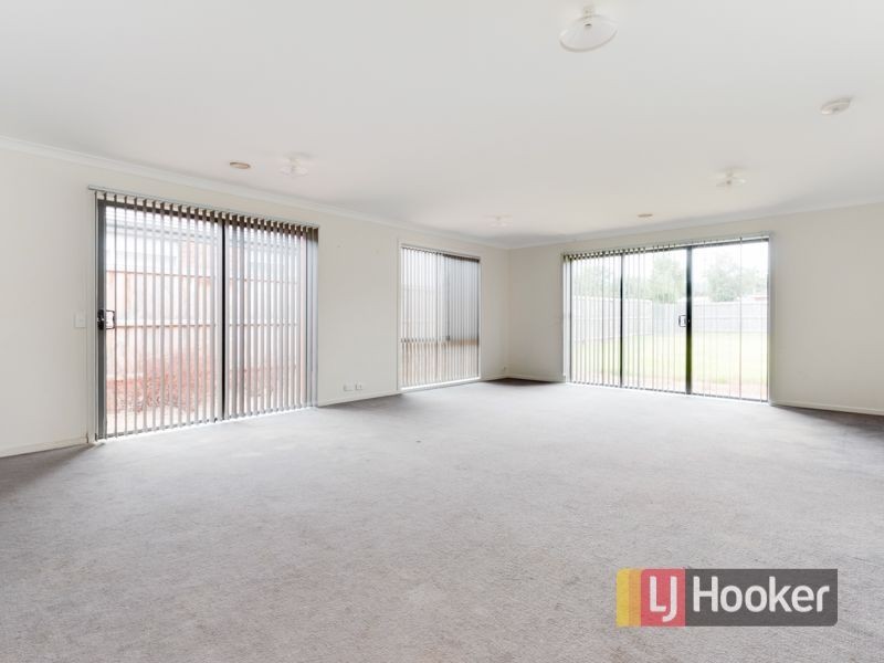 32 Devine Drive, Pakenham VIC 3810