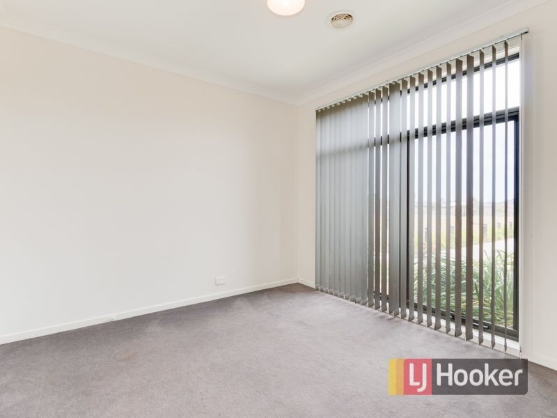 32 Devine Drive, Pakenham VIC 3810