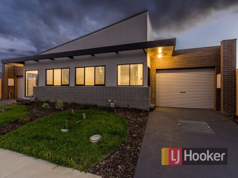 2/4 Shakespeare Court, Drouin VIC 3818