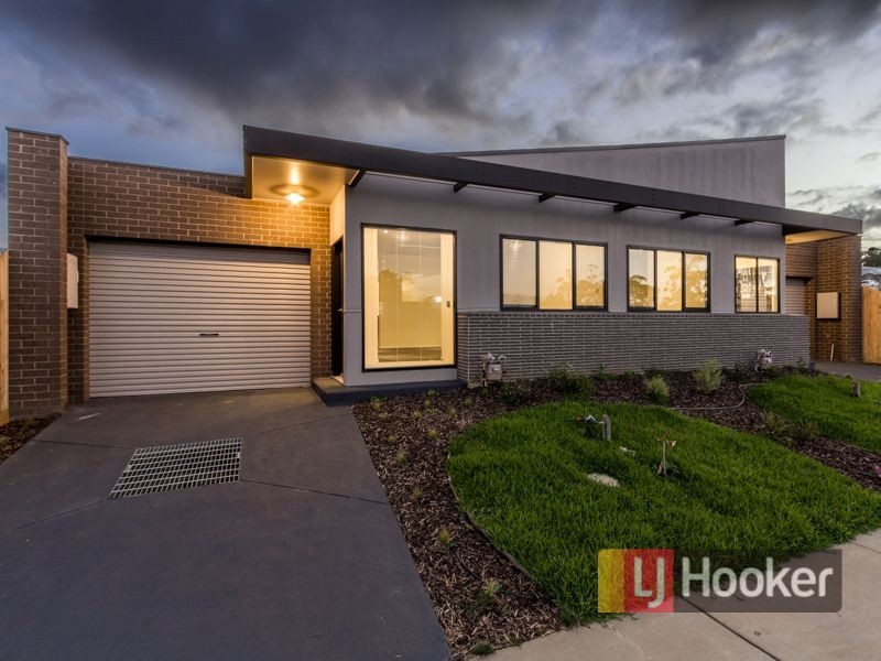 2/4 Shakespeare Court, Drouin VIC 3818