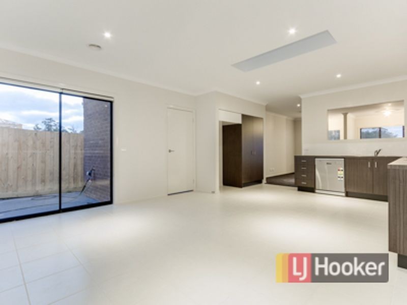 2/4 Shakespeare Court, Drouin VIC 3818