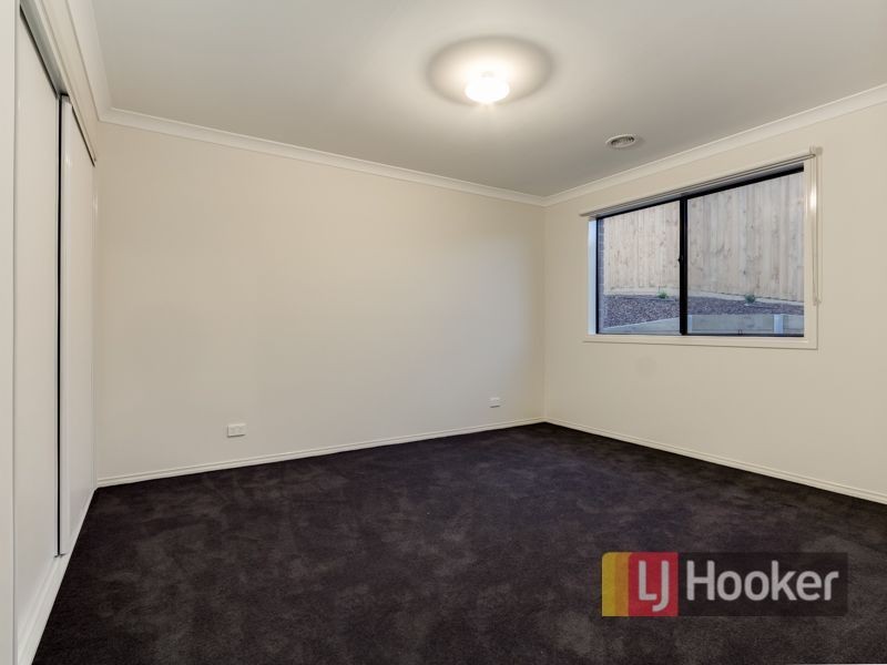 2/4 Shakespeare Court, Drouin VIC 3818