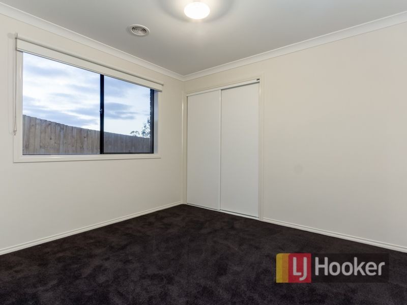2/4 Shakespeare Court, Drouin VIC 3818