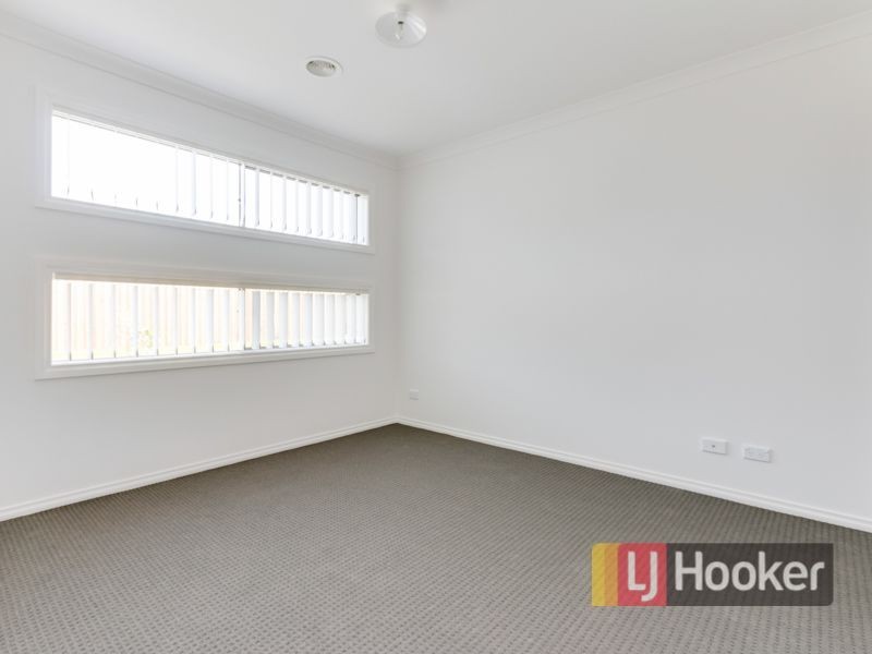 5/30 Sir Thomas Drive, Pakenham VIC 3810