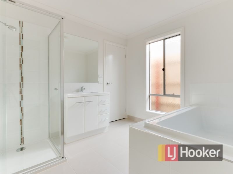 5/30 Sir Thomas Drive, Pakenham VIC 3810