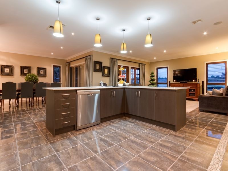 6 Cormorant Parade, Pakenham VIC 3810