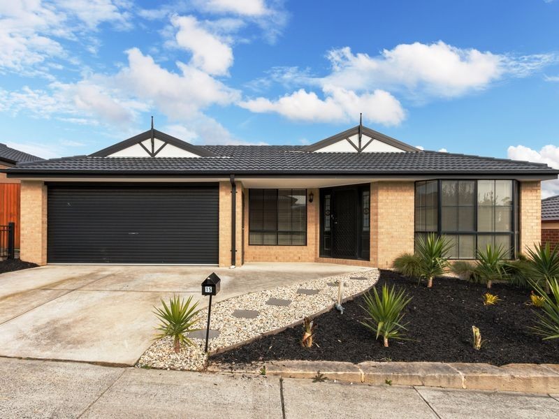 15 Adrian Drive, Pakenham VIC 3810
