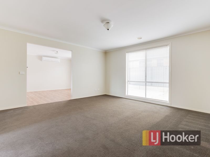 15 Adrian Drive, Pakenham VIC 3810