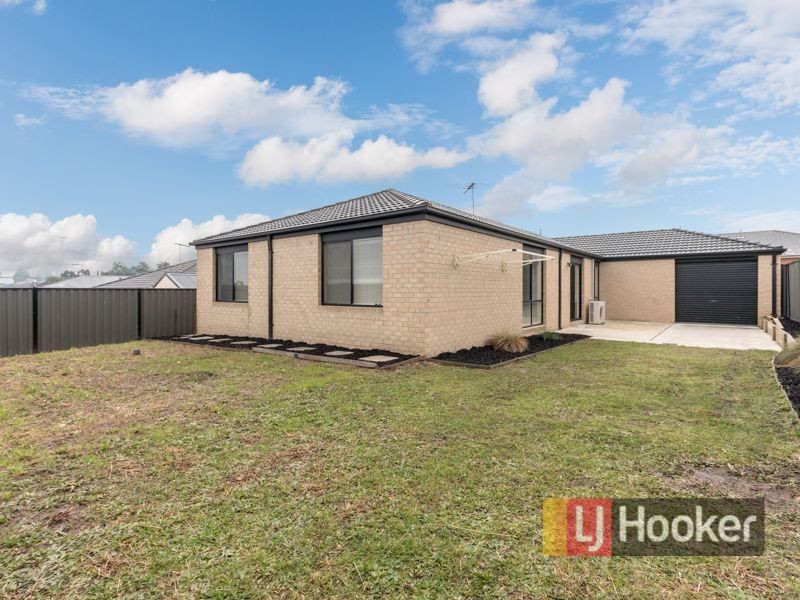 15 Adrian Drive, Pakenham VIC 3810