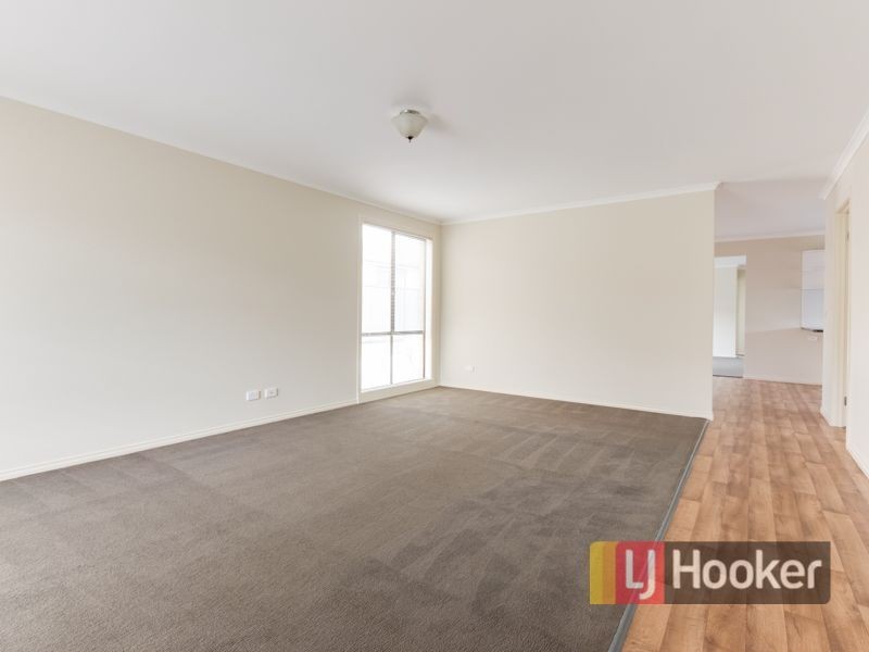 15 Adrian Drive, Pakenham VIC 3810