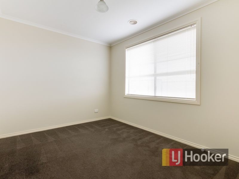 15 Adrian Drive, Pakenham VIC 3810