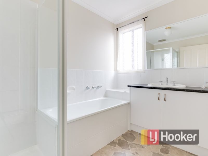 15 Adrian Drive, Pakenham VIC 3810