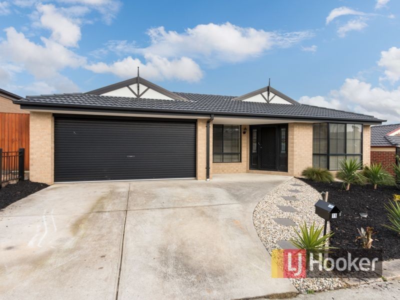 15 Adrian Drive, Pakenham VIC 3810