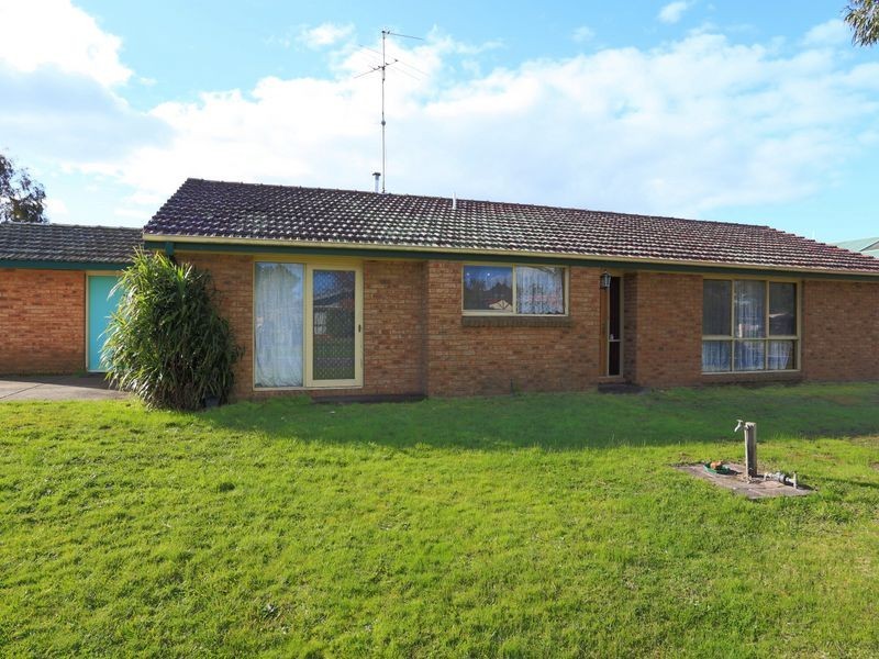 12 Harness Place, Pakenham VIC 3810