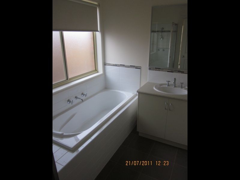 4/18-20 Ben Drive, Pakenham VIC 3810