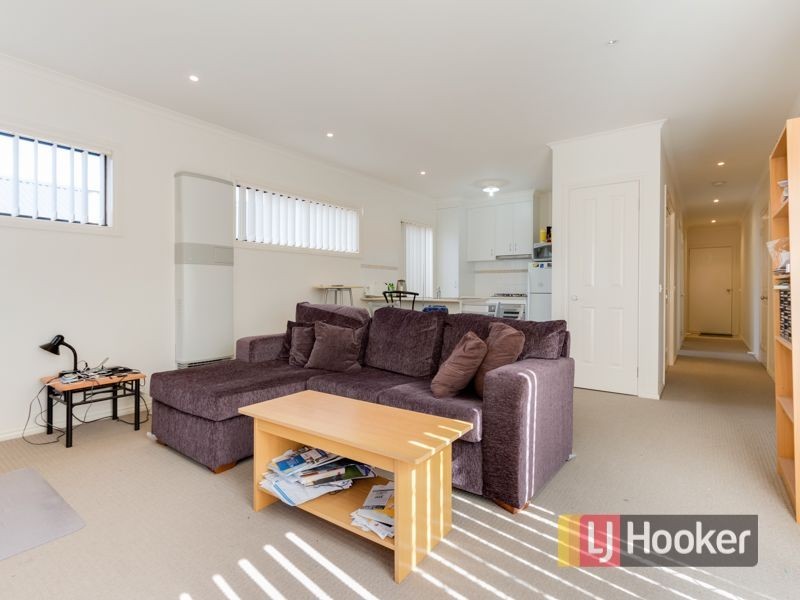 8/103 Army Road, Pakenham VIC 3810