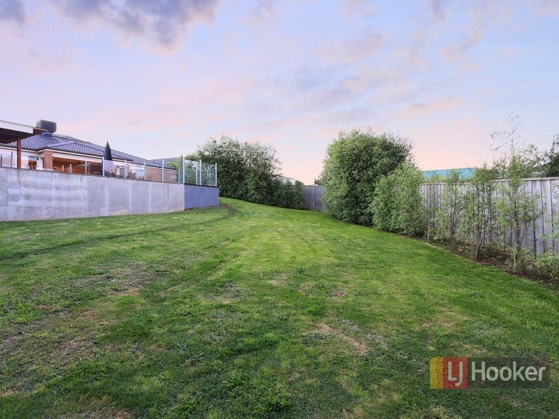 6 Lancaster Way, Beaconsfield VIC 3807