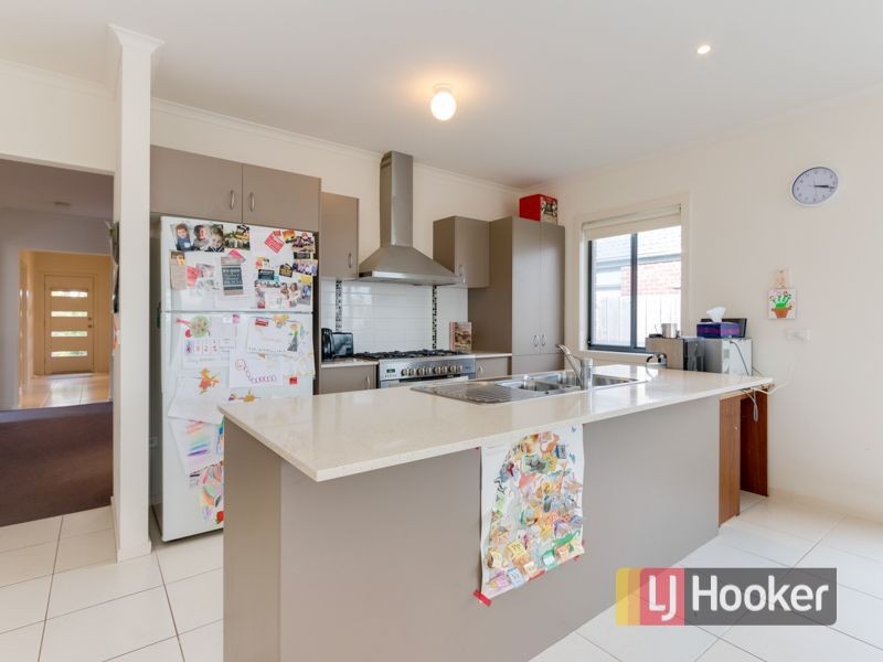 40 Sandalwood Drive, Pakenham VIC 3810