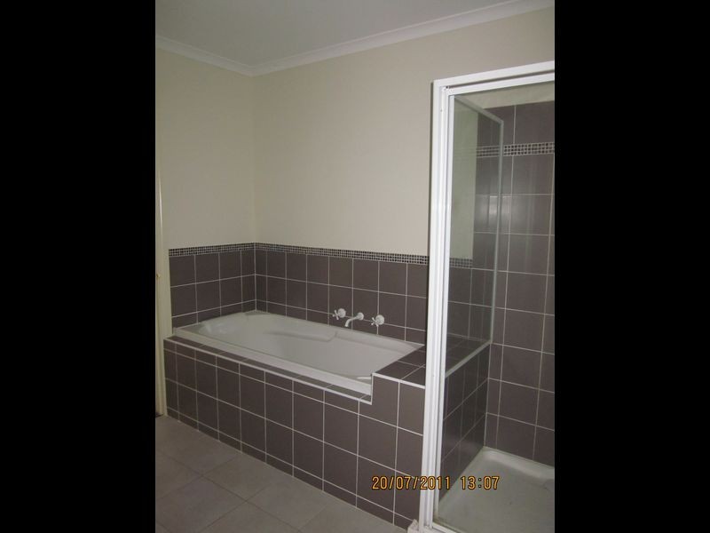 2/22 Cameron Way, Pakenham VIC 3810