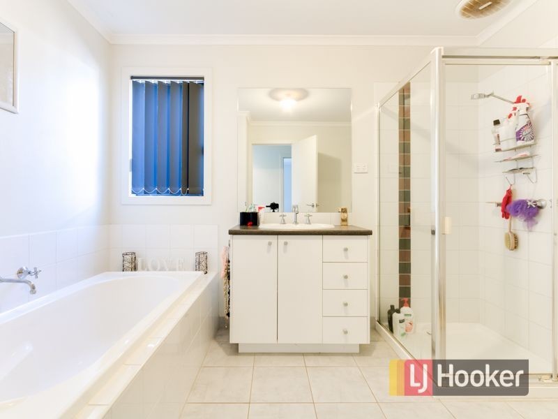 4 Chestnut Chase, Pakenham VIC 3810
