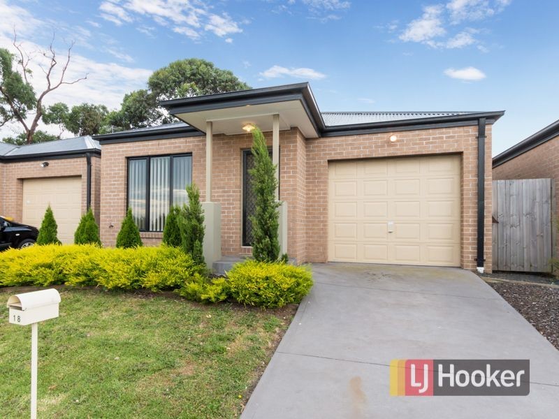 18/103 Army Road, Pakenham VIC 3810