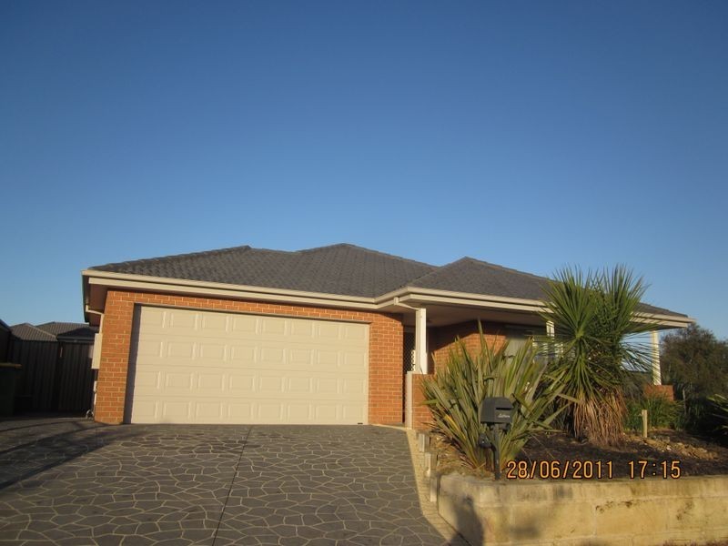 19 Caspian Chase, Pakenham VIC 3810