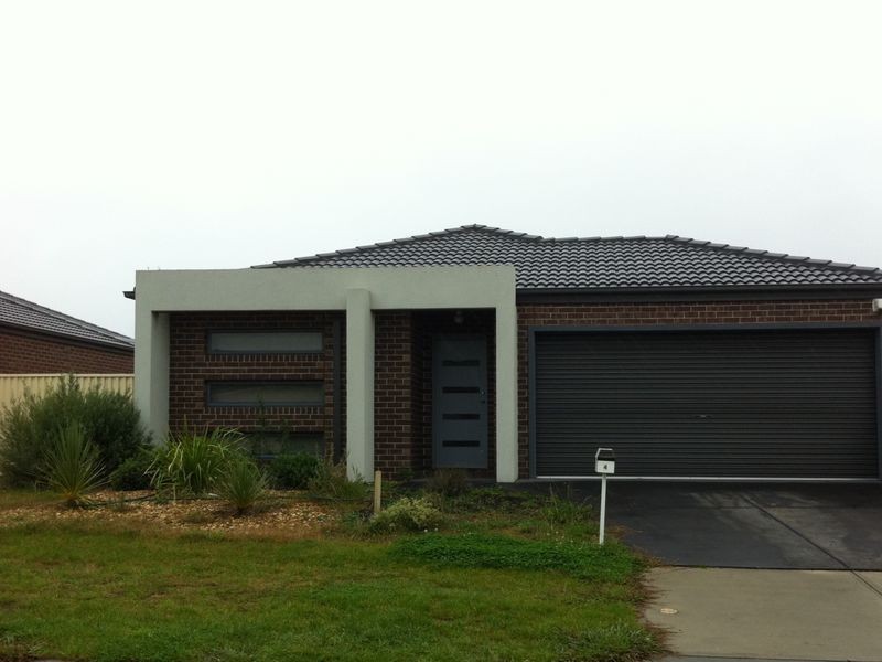 4 Azure Court, Pakenham VIC 3810