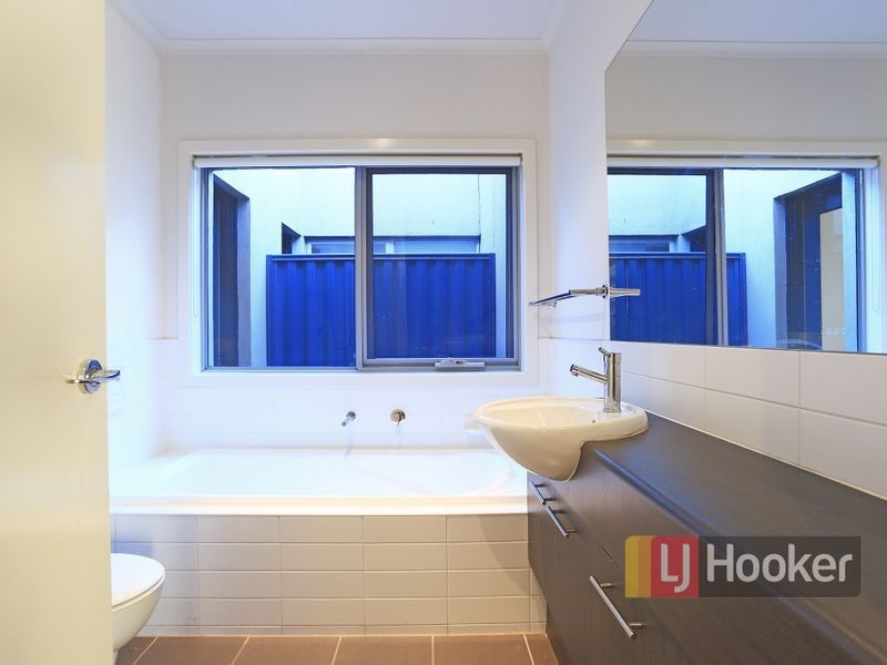 4 Acorn Lane, Pakenham VIC 3810