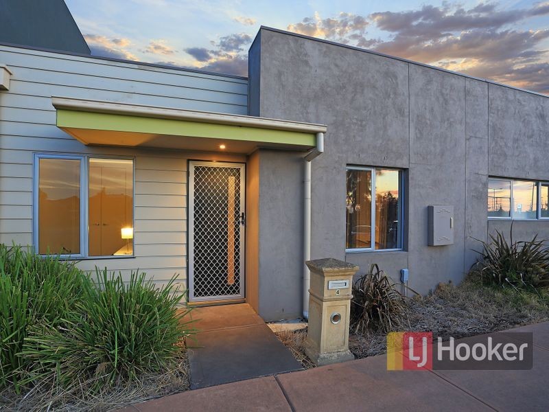 4 Acorn Lane, Pakenham VIC 3810