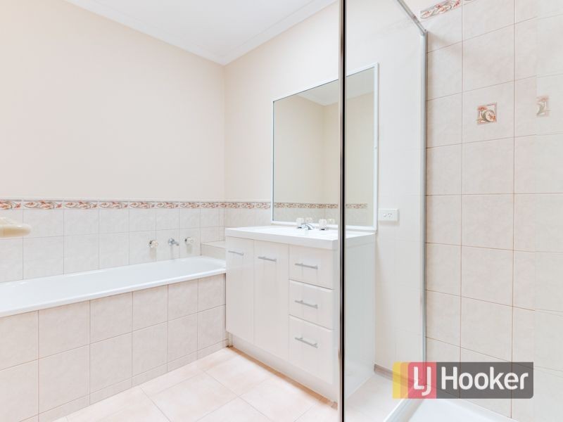 2/63 Pommel Street, Pakenham VIC 3810